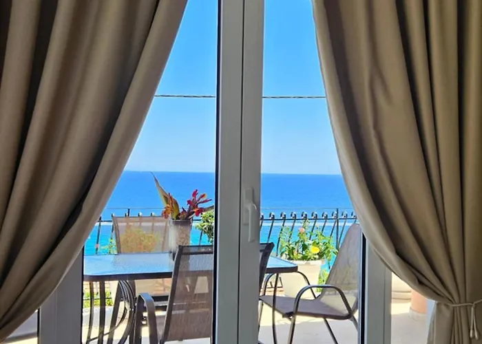 Georgia's Skyview Apartman *